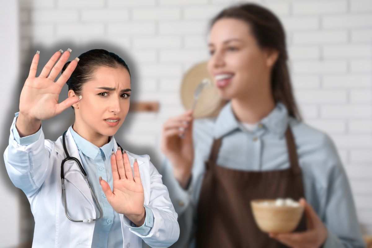 donna che mangia mozzarella e un medico che fa stop con le mani