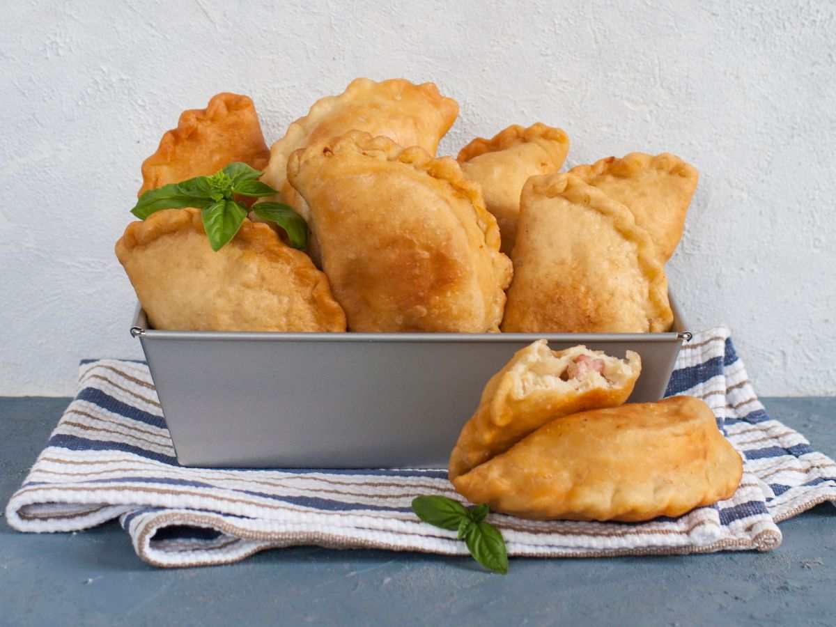 panzerotti in un cesto di acciaio