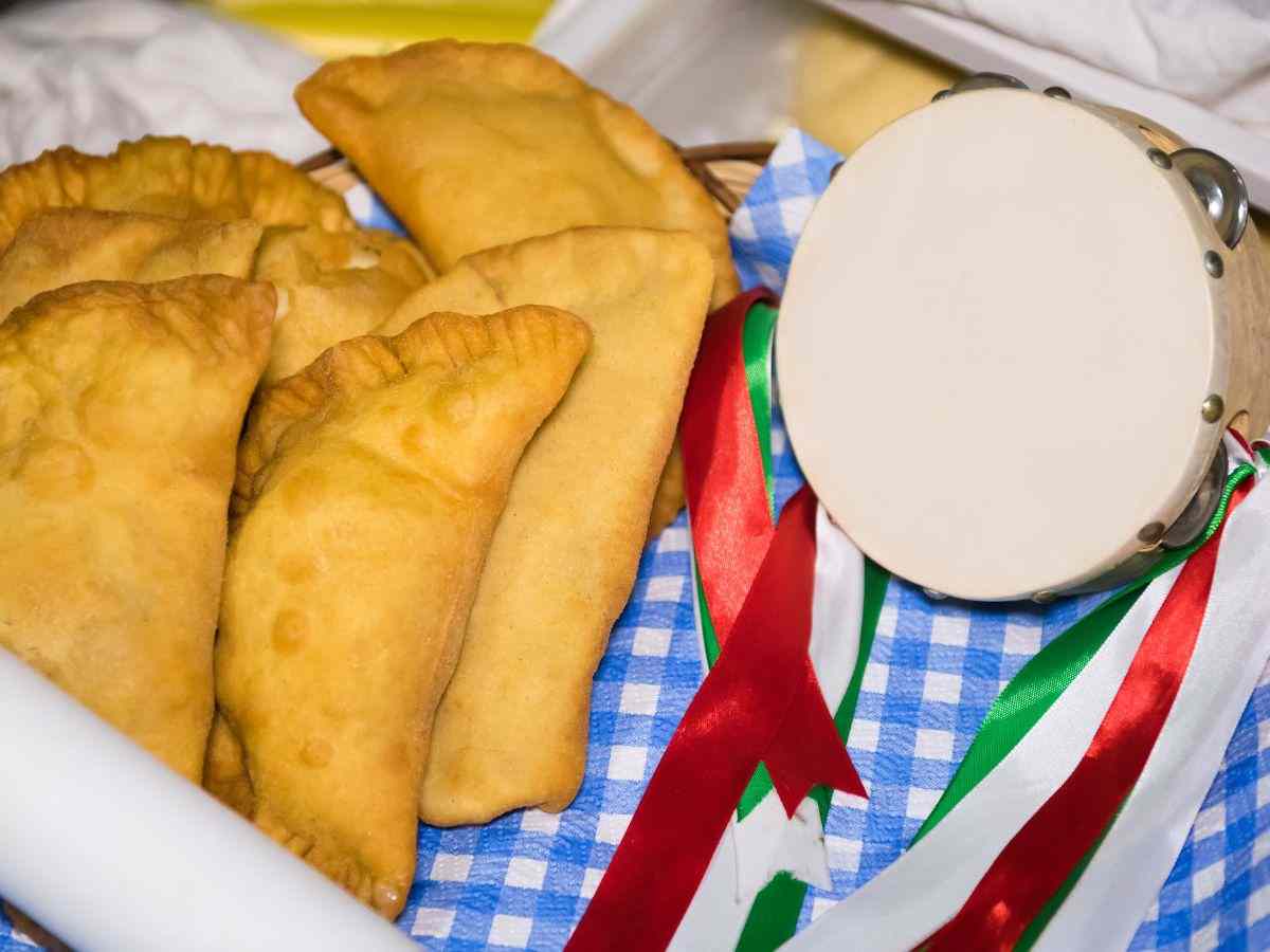 panzerotti con accanto un tamburello