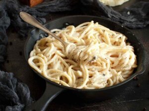 padella con dentro spaghetti al parmigiano