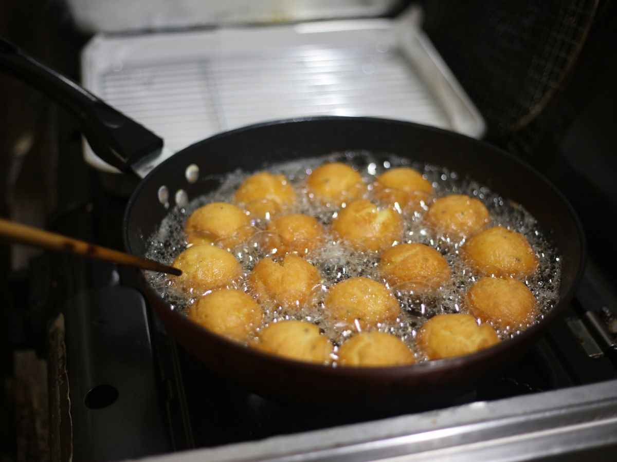 frittelle in una padella