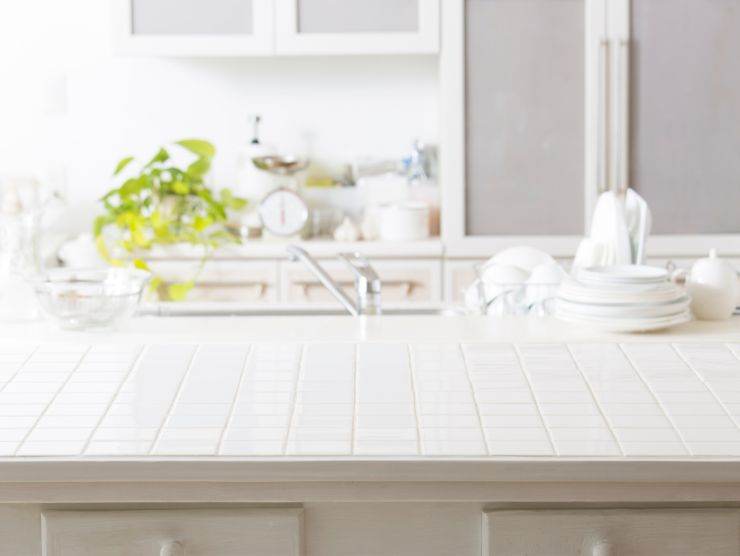 cucina bianca con isola 