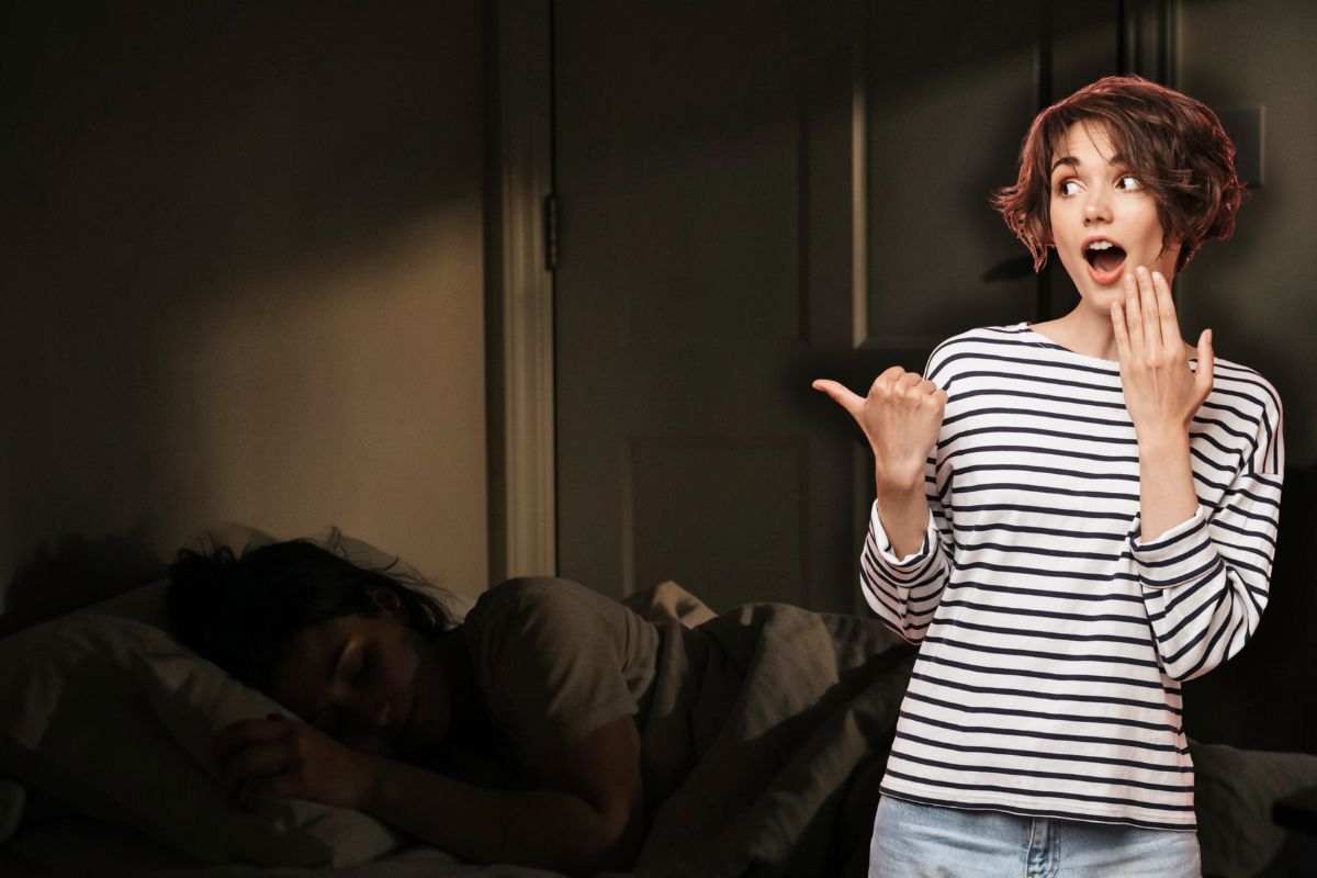 donna che dorme di notte con la porta della stanza chiusa e donna sorpresa