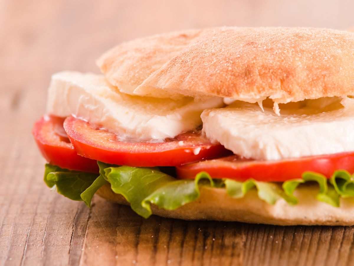 una puccia salentina farcita con pomodoro lattuga e mozzarella