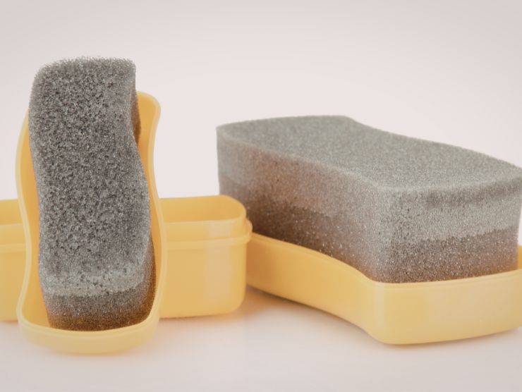 spugne in due contenitori di plastica