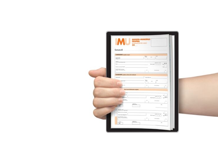 donna con in mano un modello F24 per il pagamento dell'IMU